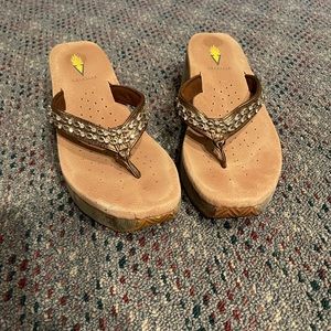 Volatile heeled thong